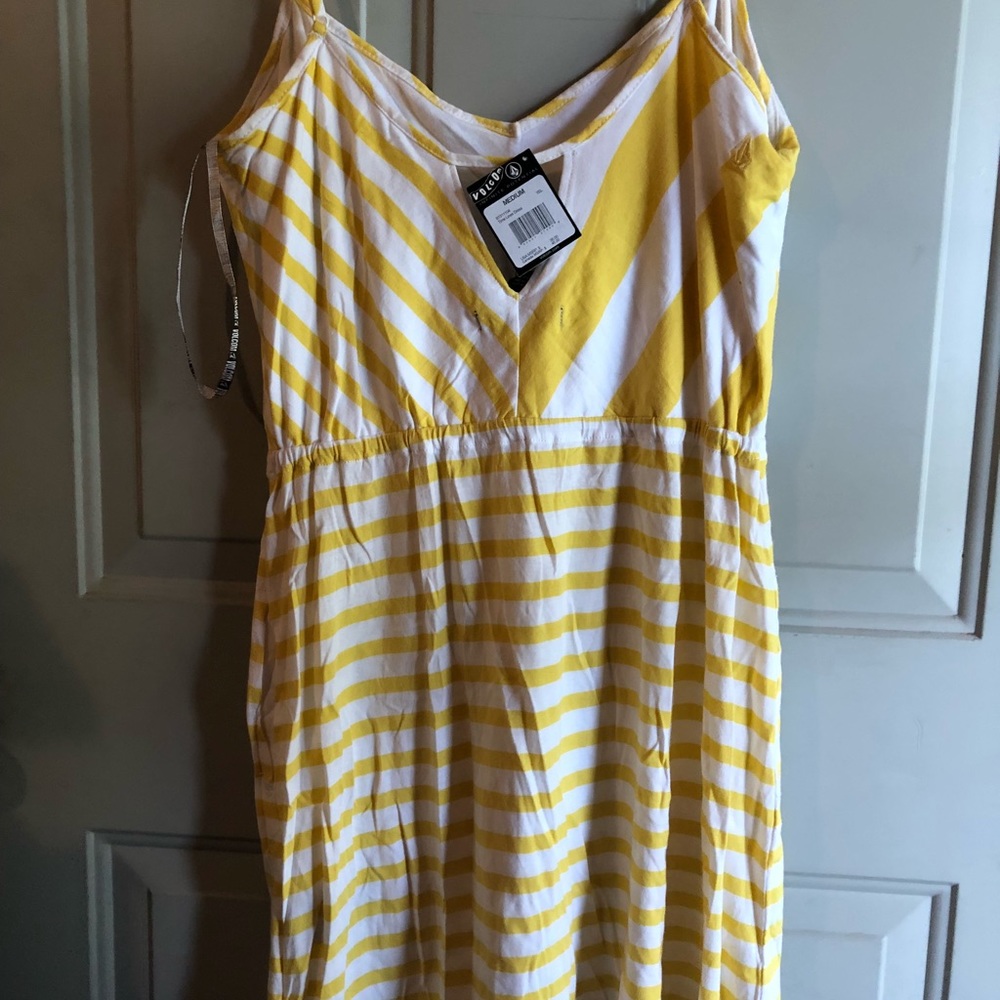 Adorable Volcom summer dress. 🌼🌼🌼 - Picture 2 of 3